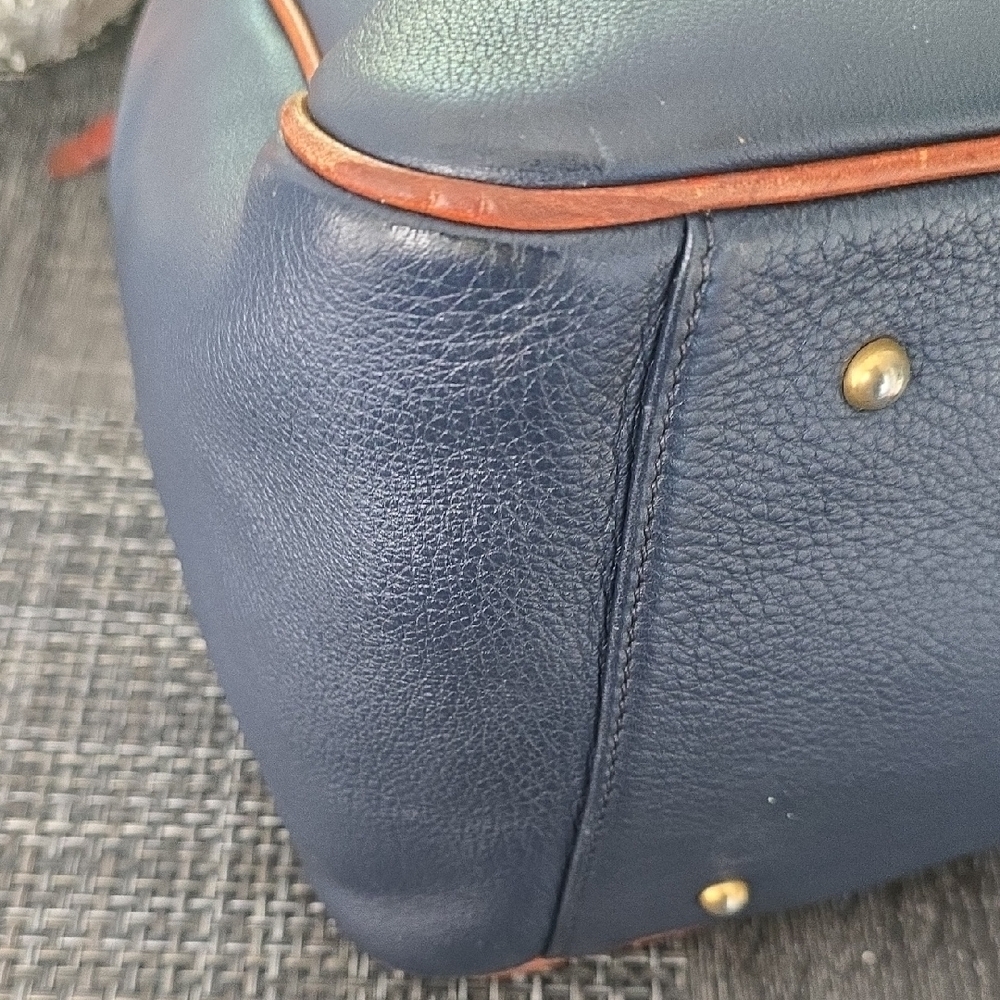 Elegant Two-Tone Leather Handbag - Picture 5 of 16